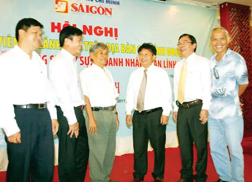 Ông Trần Thế Tuyển, Tổng Biên tập và ông Lê Tiền Tuyến Phó Tổng Biên tập - Tổng Thư ký Tòa soạn Báo SGGP trao đổi với các đồng nghiệp, nhà văn tại hội nghị. Ảnh: HUY PHONG